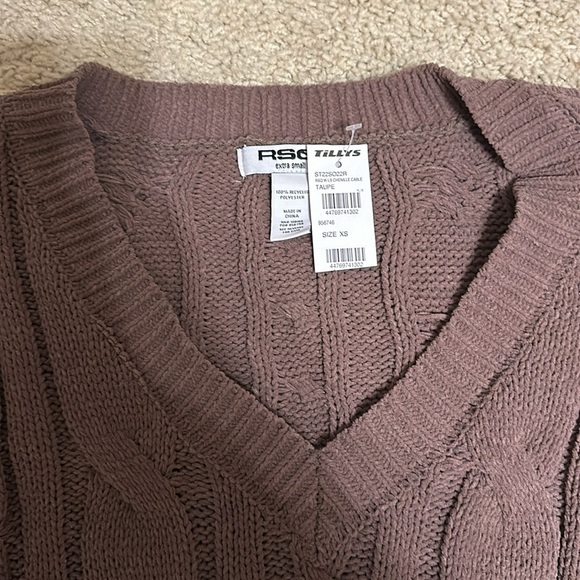 Tilly’s RSQ Womens Chenille Cable V Neck Sweater in Size XS - Picture 4 of 5